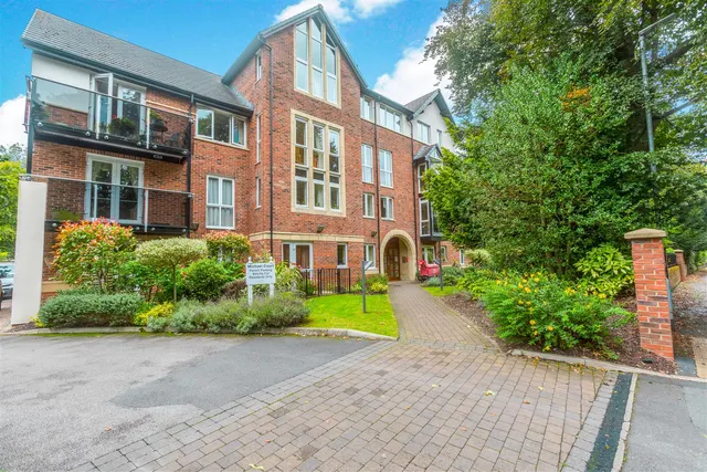 Oakfield, Sale, M33, photo 1