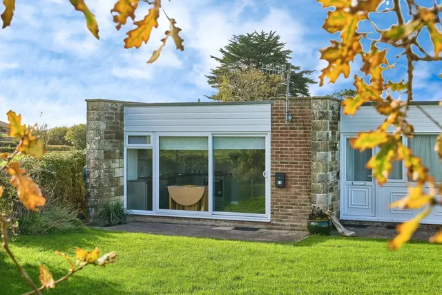 Monks Lane, Freshwater, PO40, photo 1