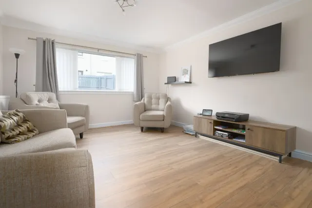 Photo 2 — Husband Place, Dunfermline, KY11 4XN