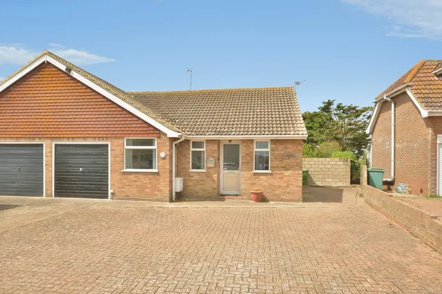 3 bedroom house — Leonard Road, Greatstone, New Romney, Kent, TN28