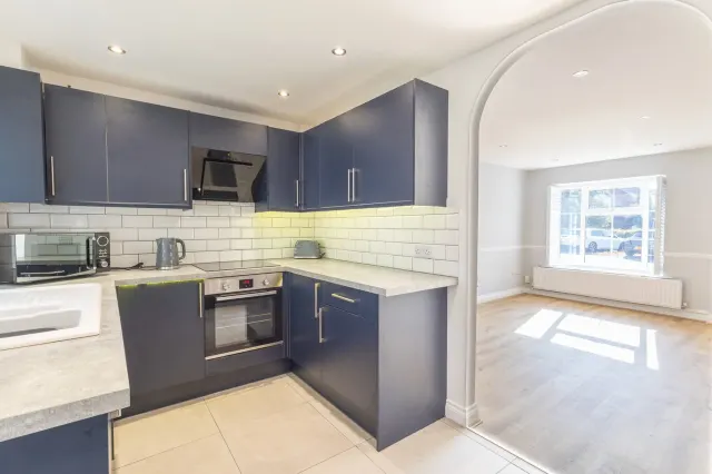 Photo 3 — Thorneycroft Close, Walton-on-thames,...
