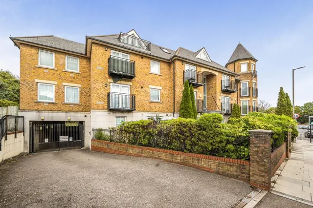 Finchley Lane, London, NW4, photo 1