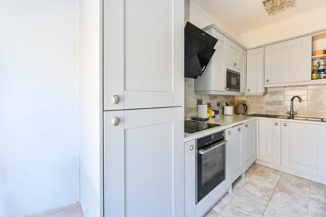 Photo 2 — Flat 3, 9 Castletown Road, London