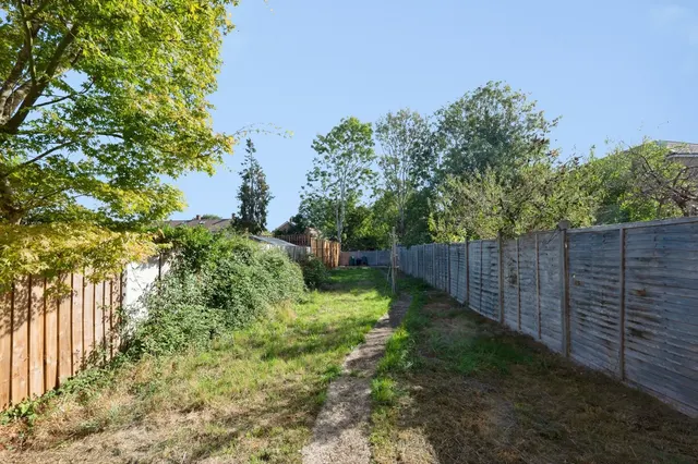 Farm Road, Esher, KT10, photo 3