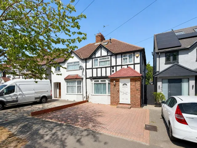 Semi-Detached For SaleWest Way, Heston, TW5, photo 1