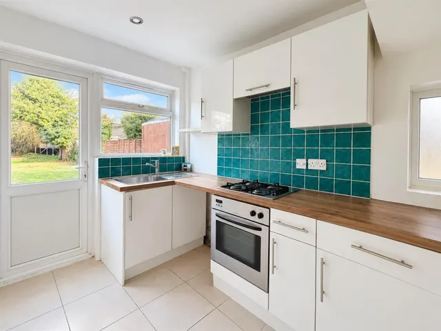 Semi-Detached For SaleWest Way, Heston, TW5, photo 3