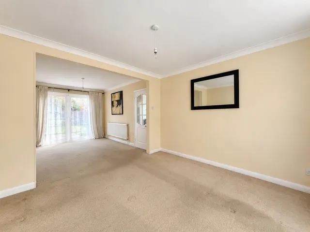 Semi-Detached For SaleWest Way, Heston, TW5, photo 2