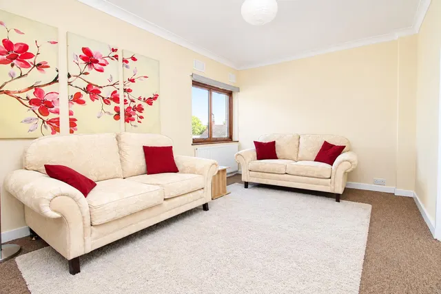 Chequers Parade, Palmers Green, N13, photo 1