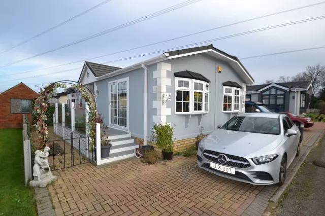 Wey Meadows, Weybridge, KT13 8XY, photo 1