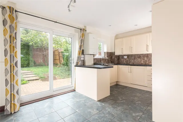 Favell Drive, Furzton, MK4, photo 3