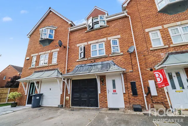 Oak Court, Woodfield Plantation, DN4, photo 1