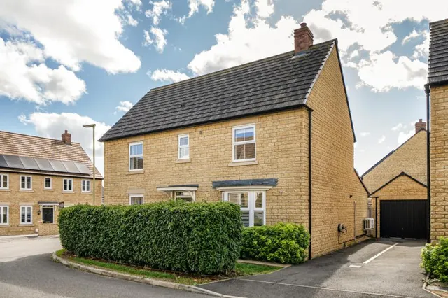 Blush Crescent, Carterton, OX18, photo 1