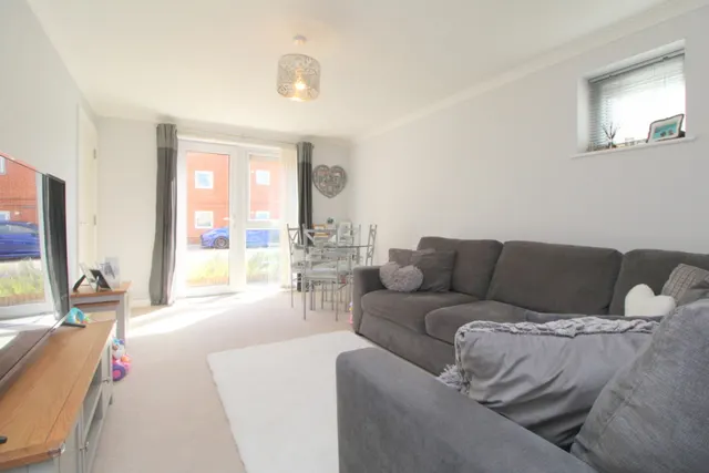 Yeoman Drive, Staines upon Thames, TW19, photo 2