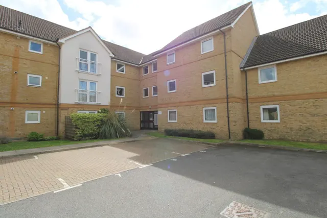 Yeoman Drive, Staines upon Thames, TW19, photo 1