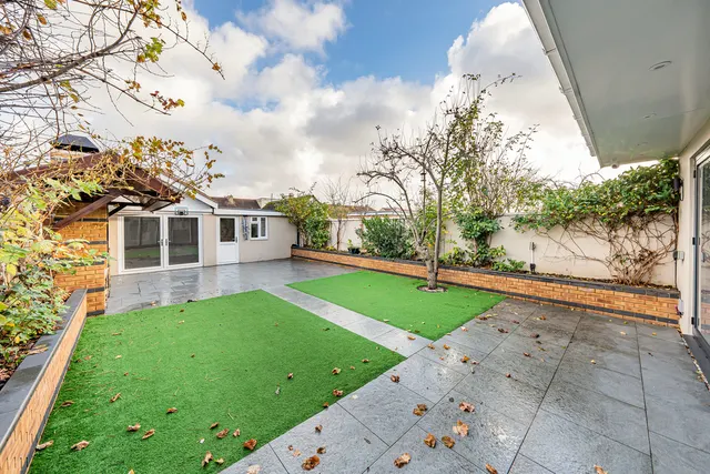Photo 3 — Grosvenor Crescent, Hillingdon, UB10