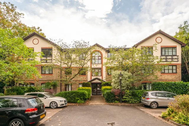 4 Heathview Court, 70 Parkside, London, photo 1