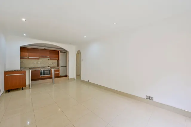 Photo 3 — 4 Heathview Court, 70 Parkside, London
