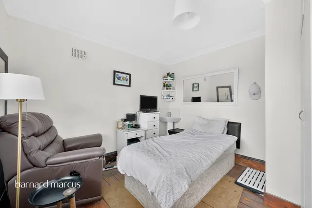 Longdown Lane North, Epsom, KT17, photo 3