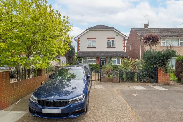 Chertsey Road, Twickenham, TW2, photo 1