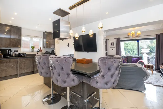 Photo 3 — Chertsey Road, Twickenham, TW2