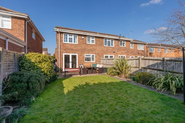 Photo 2 — Cranbrook Drive, Maidenhead, Berkshire
