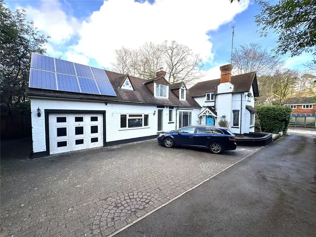Portsmouth Road, Camberley, Surrey, GU15 1JX, photo 1