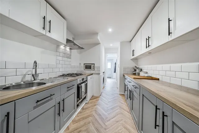 Photo 3 — Mortimer Close, Hartley Wintney, Hook, RG27 8EL