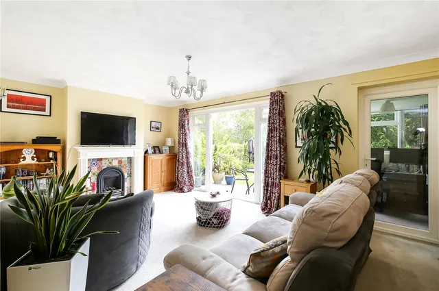 Photo 2 — Bramshaw Close, Winchester, SO22