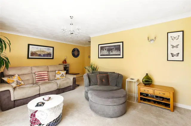 Photo 3 — Bramshaw Close, Winchester, SO22