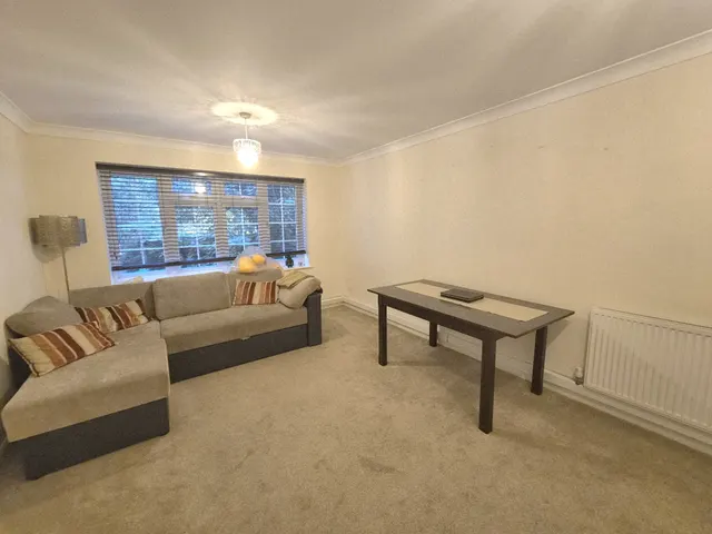 Arborfield Close, SL1, photo 3