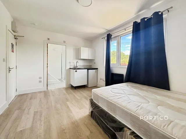Latchford Place, Chigwell, IG7, photo 3