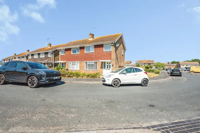 Gainsborough Crescent, Eastbourne, photo 1