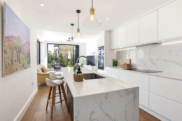 Eastbury Grove, London, W4, photo 1