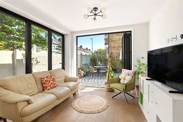 Eastbury Grove, London, W4, photo 3
