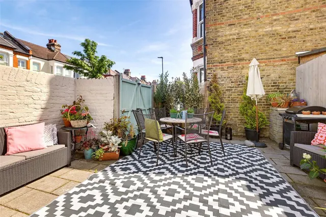 Eastbury Grove, London, W4, photo 2