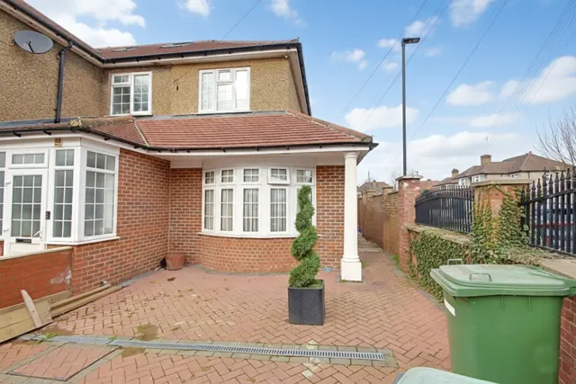 Broadoak Avenue, Enfield, photo 3