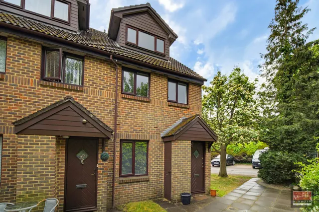 Benwell Court, Sunbury-on-Thames, photo 1