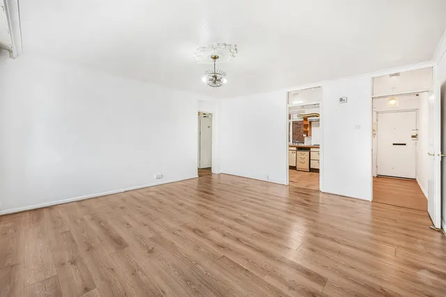 Photo 3 — Endlebury Road, North Chingford, E4 6QA
