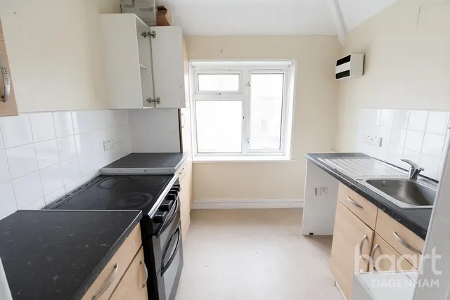 Marlborough Road, RM8, photo 3