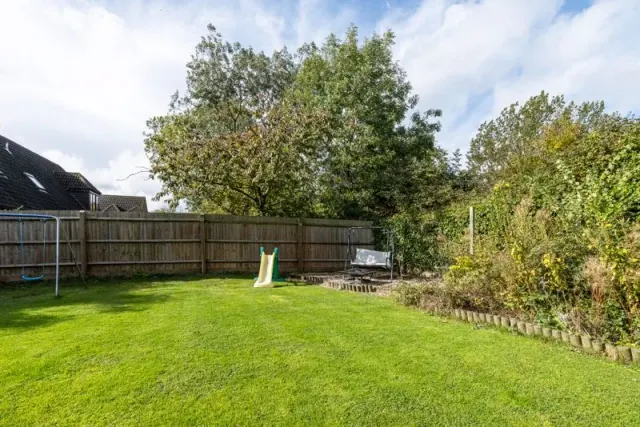 Photo 3 — Thirsk Gardens, Bletchley, Milton Keynes, Buckinghamshire, MK3 5LH