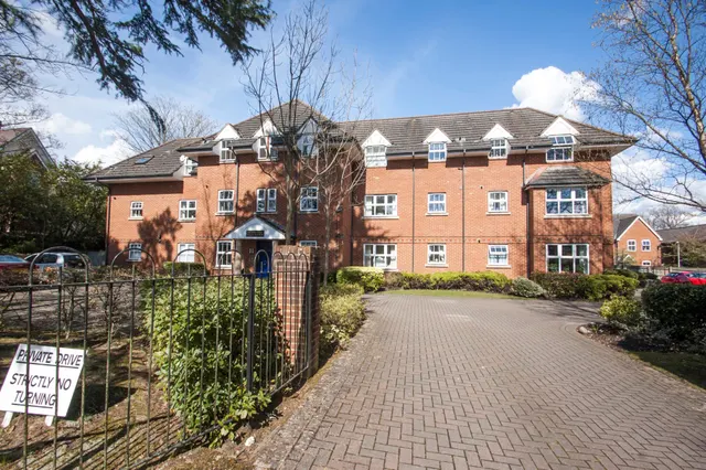 Branksome Walk Manor Branksomewood Road, Fleet, GU51 4SW, photo 1