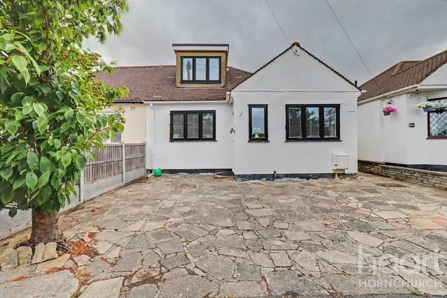 Kenilworth Gardens, Hornchurch, RM12, photo 1