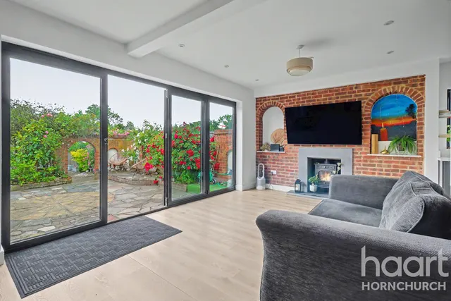 Kenilworth Gardens, Hornchurch, RM12, photo 3
