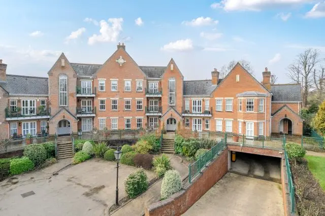 Palmerstone Court, Virginia Water, GU25, photo 1