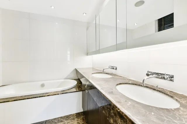 Halkin Place, London, SW1X, photo 3