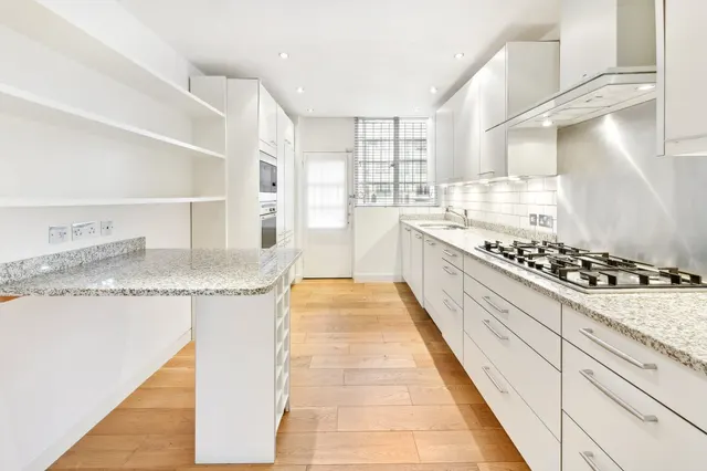 Halkin Place, London, SW1X, photo 2