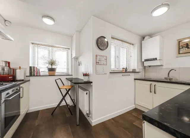 Photo 3 — Gainsborough Road, Kew, TW9
