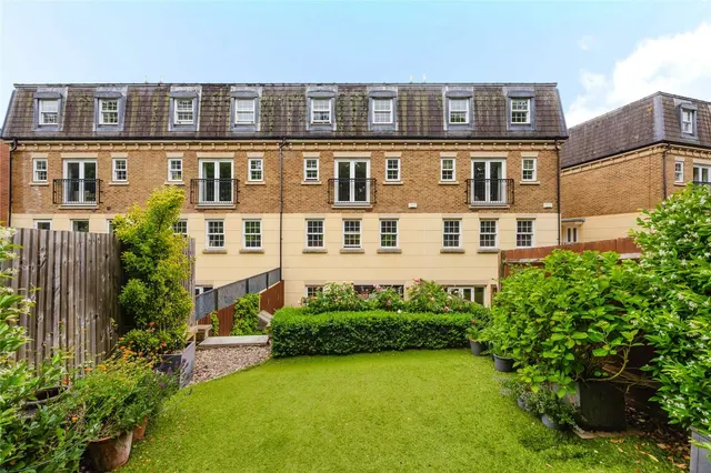 Haines Court, Weybridge, Surrey, KT13 0BH, photo 1