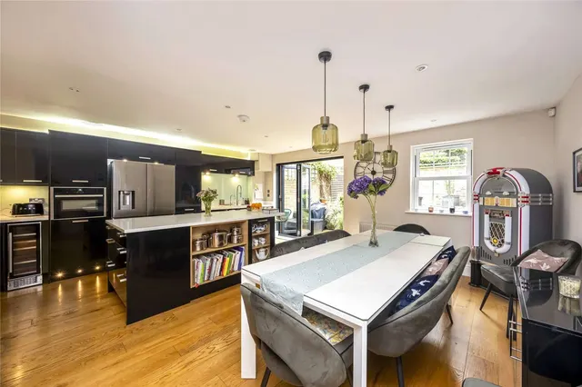 Photo 3 — Haines Court, Weybridge, Surrey, KT13 0BH