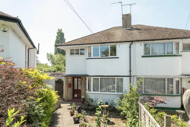 Pine Gardens, Ruislip, HA4 9TH, photo 1